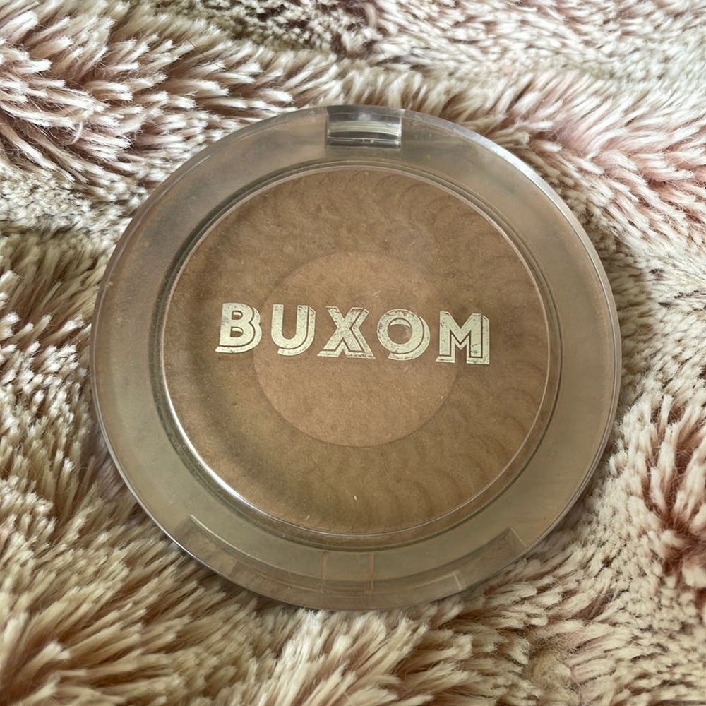 Buxom bronzer
